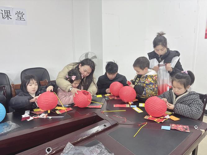 小学学生元宵节制作花灯课堂实拍