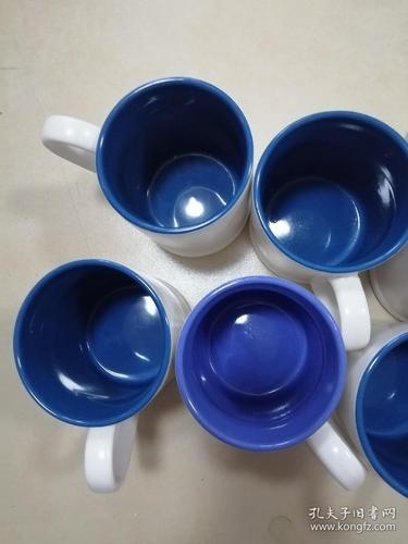 整洁出租屋餐桌上的奶蓝色马克杯和白瓷头绳碟
