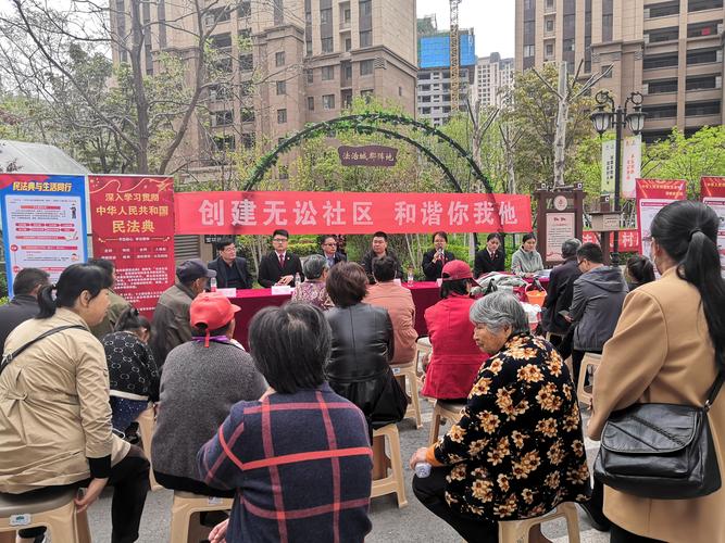 普通居民小区楼下退休法官给邻居讲法律常识的实拍图