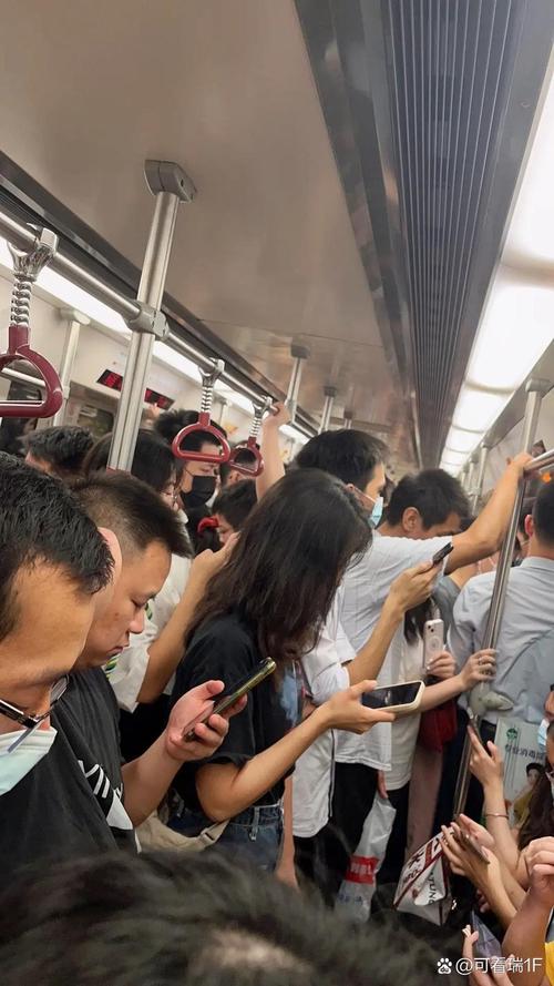 早高峰地铁上攥着扶手闭目休息的上班族