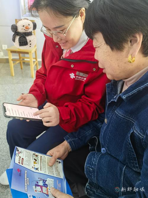 子女正在教白发老人使用智能手机视频通话
