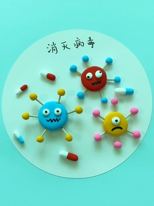 小女孩用橡皮泥制作病毒模型并画上笑脸
