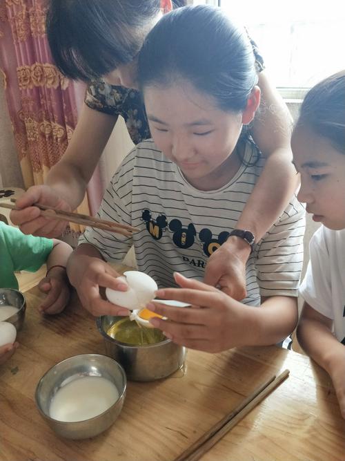 小学生和妈妈在厨房台面尝试糖水浮鸡蛋的日常场景