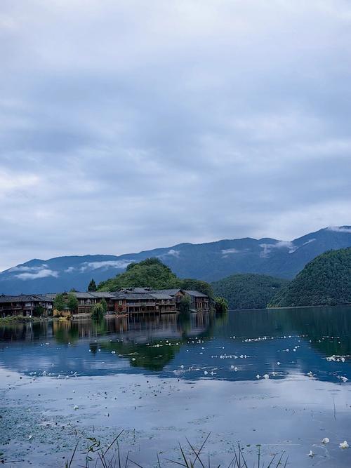 泸沽湖里格半岛临湖客栈清晨景观