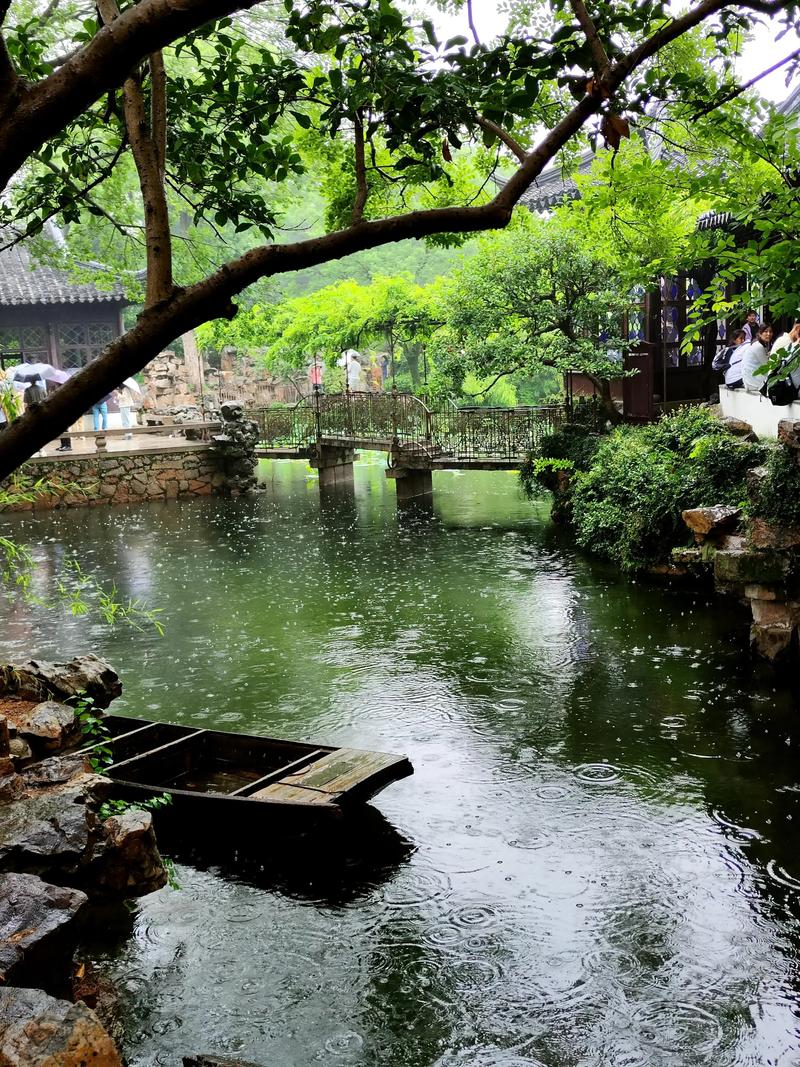 苏州拙政园青石小径雨天意境园林美学