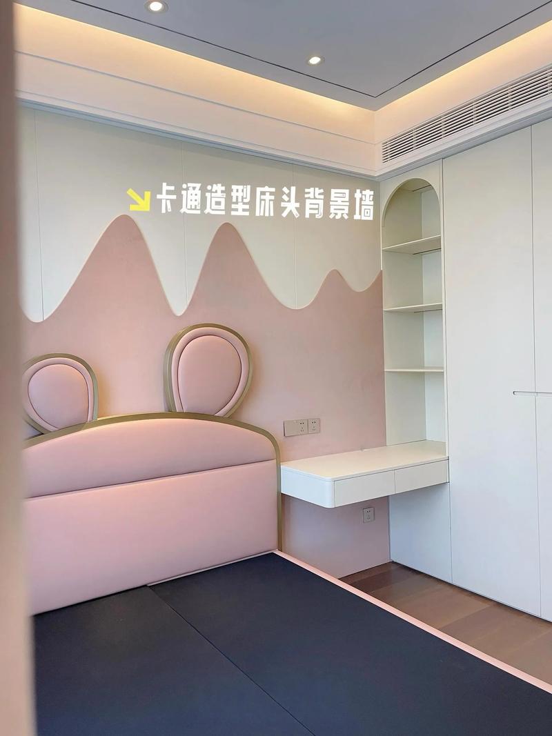 带婴儿房的环保床头背景墙实木造型