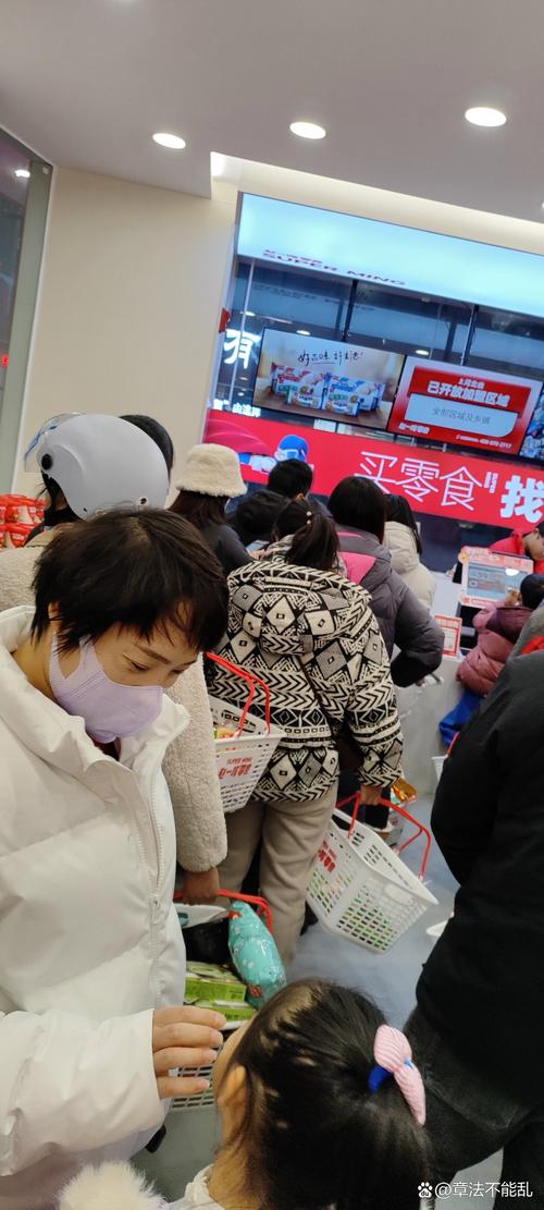 小学放学门口家长拎着补品零食接孩子