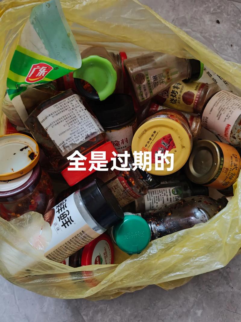 厨房储物柜里堆积的过期调味品