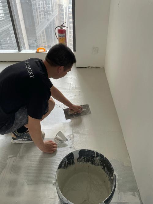 建材实体店老板给客户现场做微水泥耐污测试的实拍图