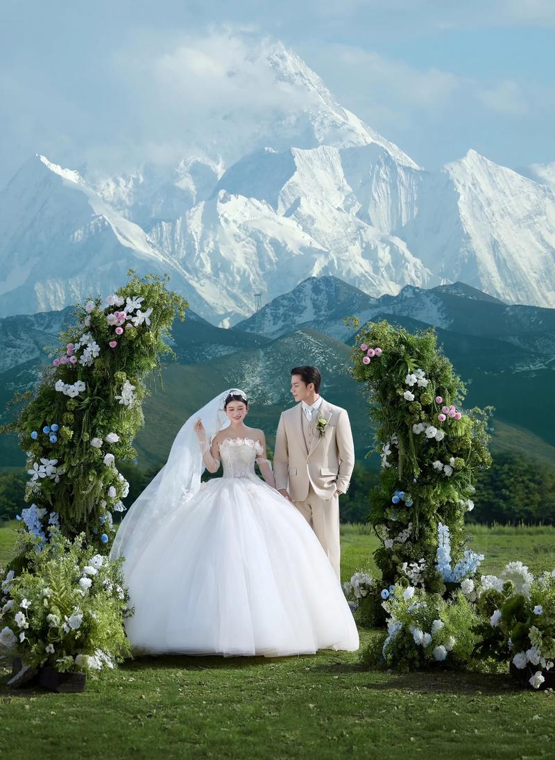 雪山私奔婚礼新娘穿着婚纱徒步