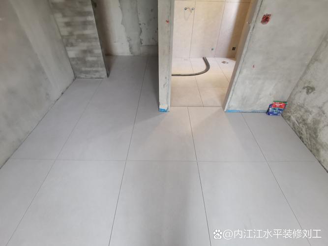 装修师傅验收抛釉砖平整度现场