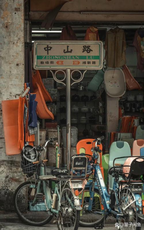 老居民区巷口杂货店木质旧招牌