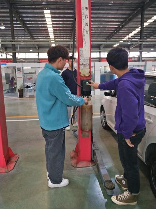 举升机上维修师傅检查转向拉杆旷量实拍