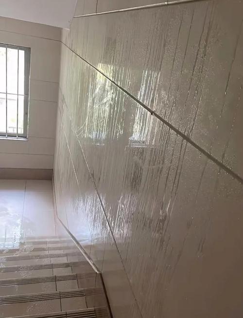 广州老小区回南天墙面凝水实拍