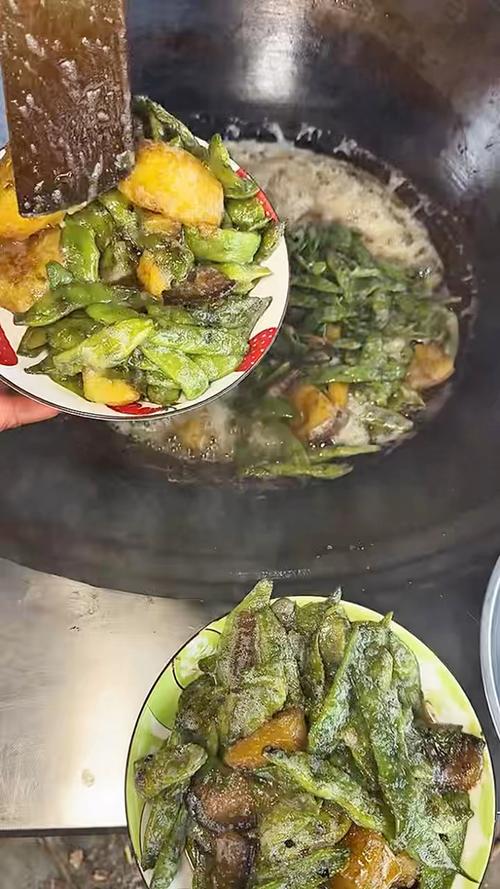 铁锅中大火翻炒翠绿豆荚的厨房实拍图