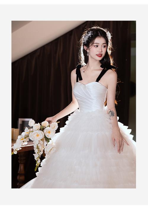 新娘穿真丝吊带婚纱细节特写 肩带防滑设计