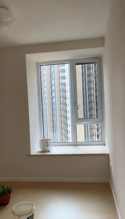 关好窗户的春季密闭卧室实拍