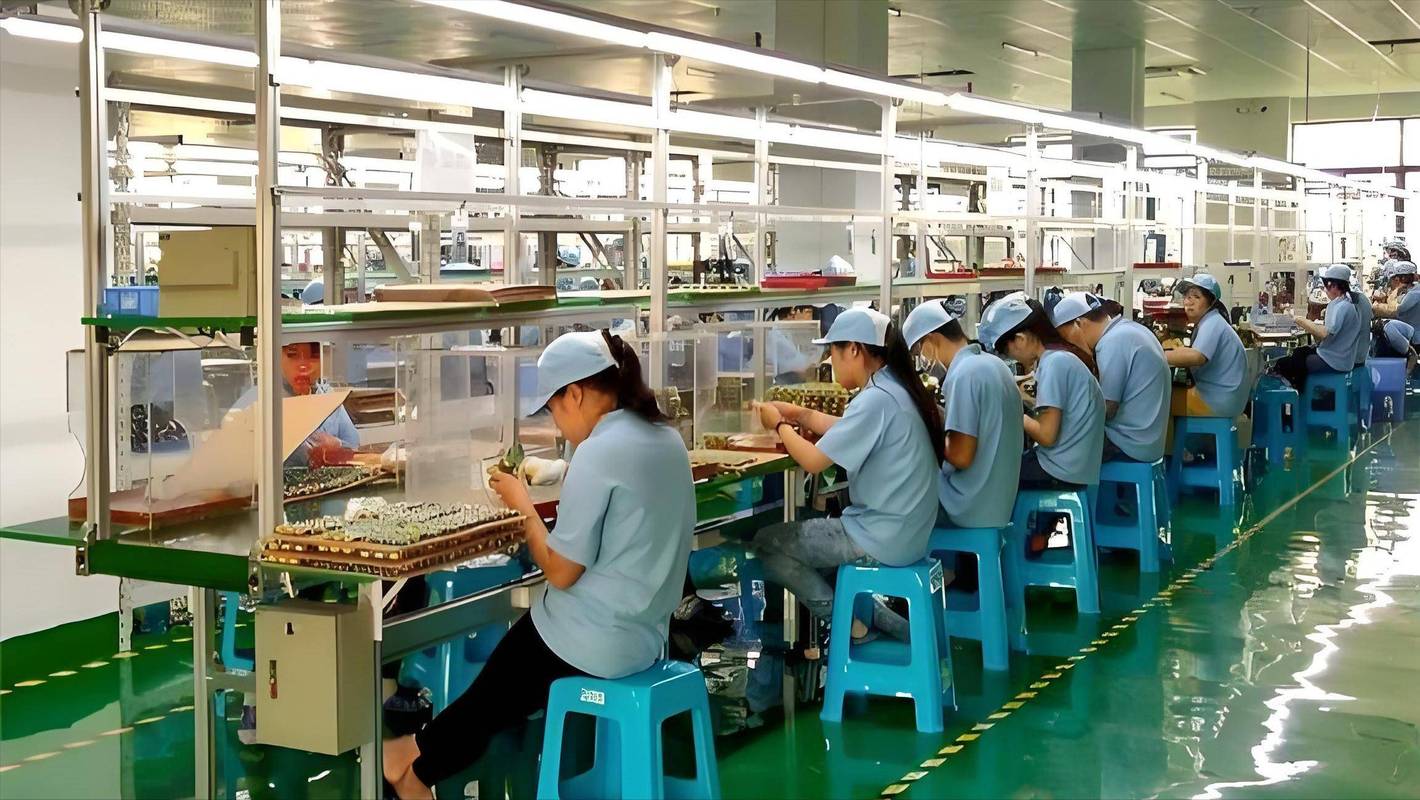 工厂流水线上的女性工人