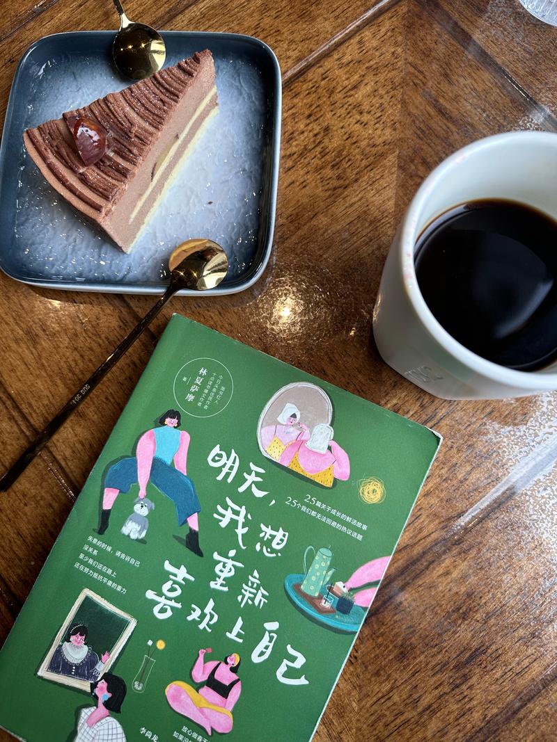 写满脱口秀段子的笔记本和咖啡特写