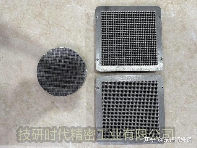 拆开清洁后的挤出模具流道内壁
