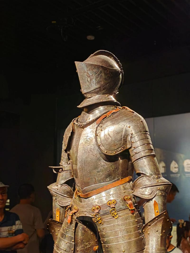 中世纪骑士铁手套博物馆展品光影
