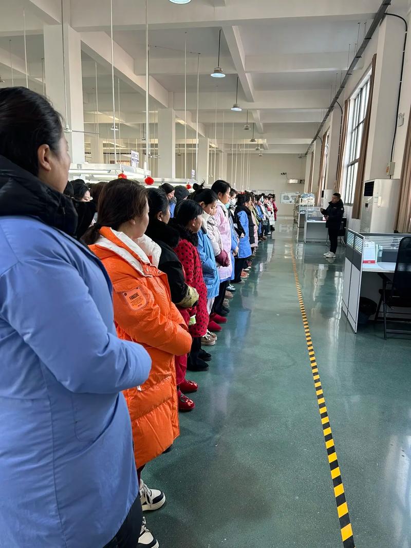 车间晨会上工人分享感恩事项