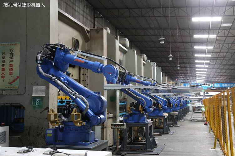 工程师正在测量冲床台面尺寸用于机械手集成