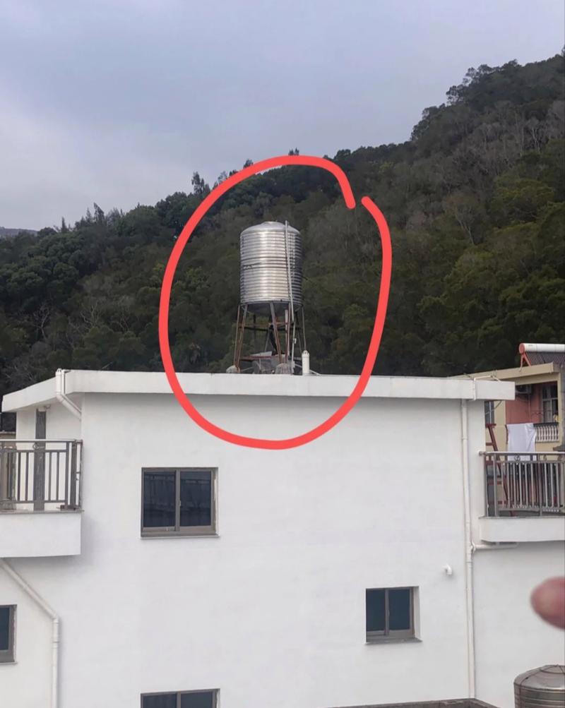 老旧小区楼顶生活储水罐实景