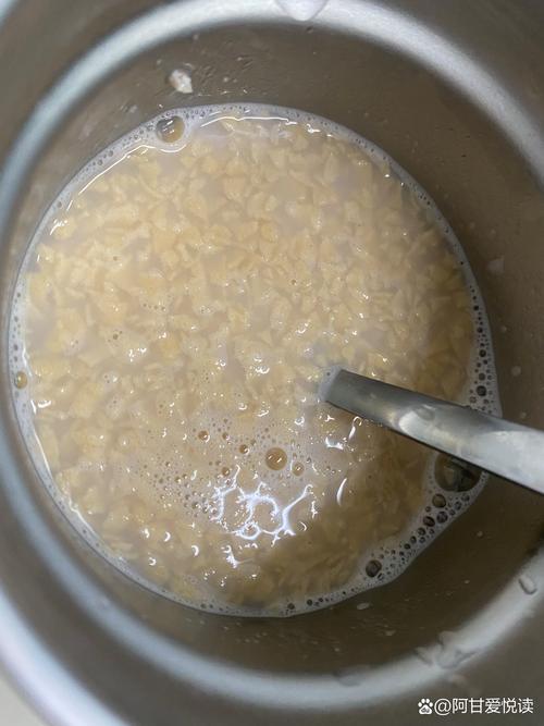 杂粮粥小火慢熬时的气泡状态图