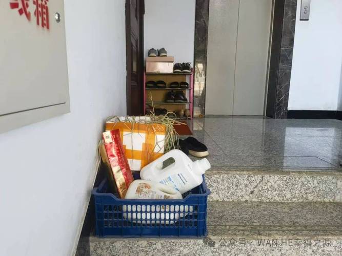网红家居踩雷闲置收纳盒堆放在楼道