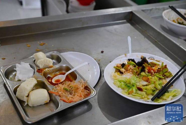学校食堂剩菜剩饭浪费实拍图