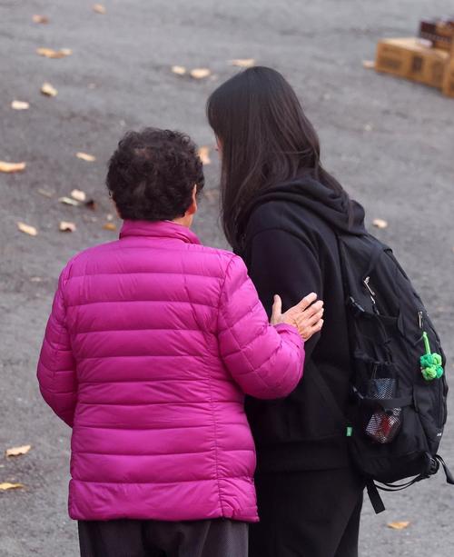 离婚后母亲和孩子公园见面探望场景