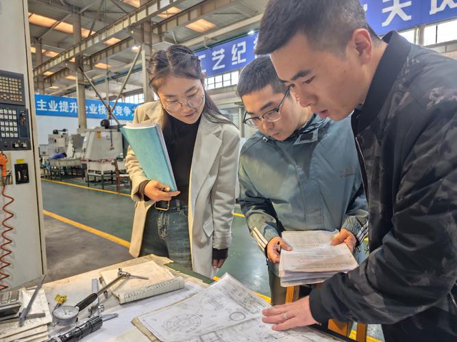 ISO14001 审核员在制造车间检查环境管理