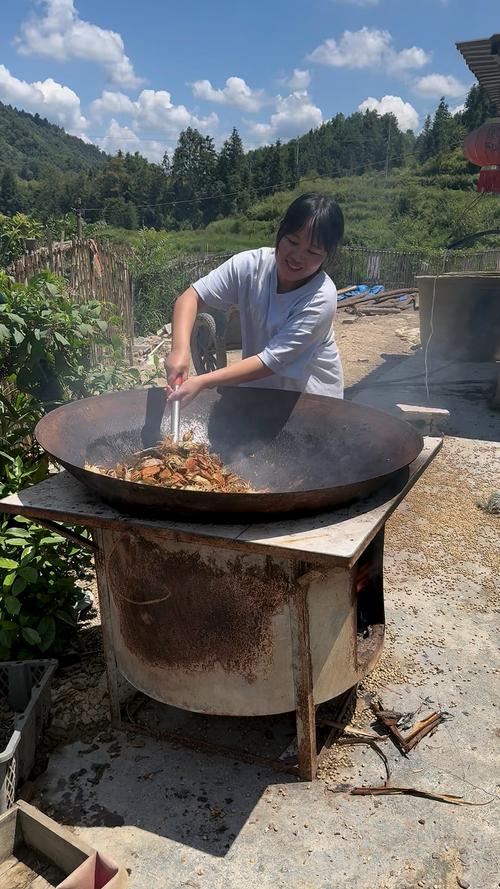 安徽池州东至农户手工炒制东至云尖的铁锅场景