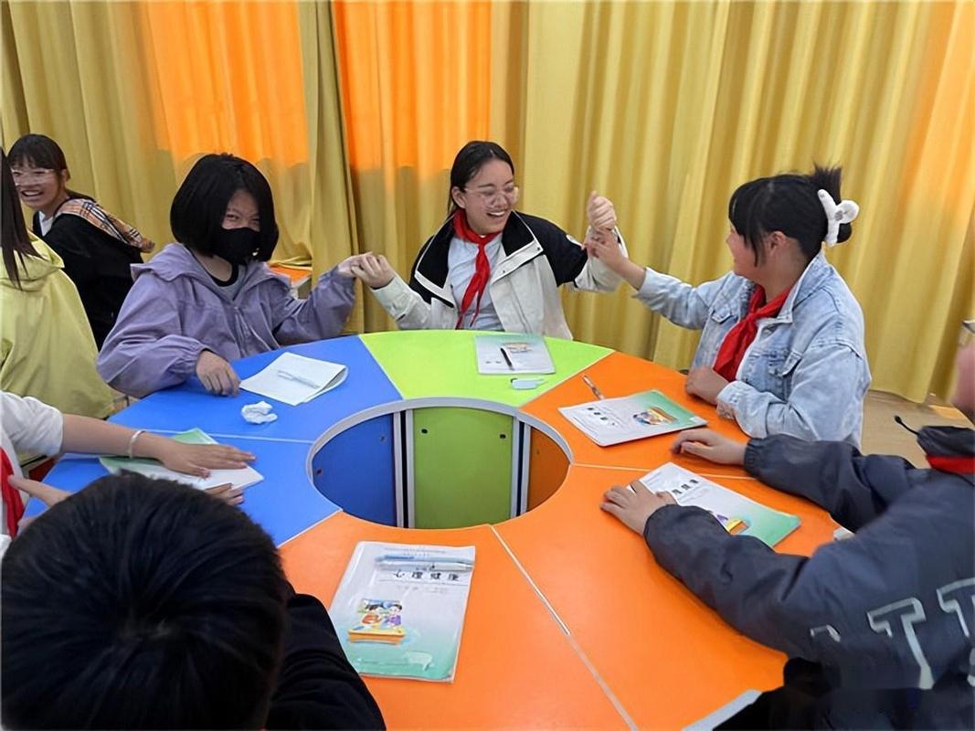 学生分组练习有效倾听场景