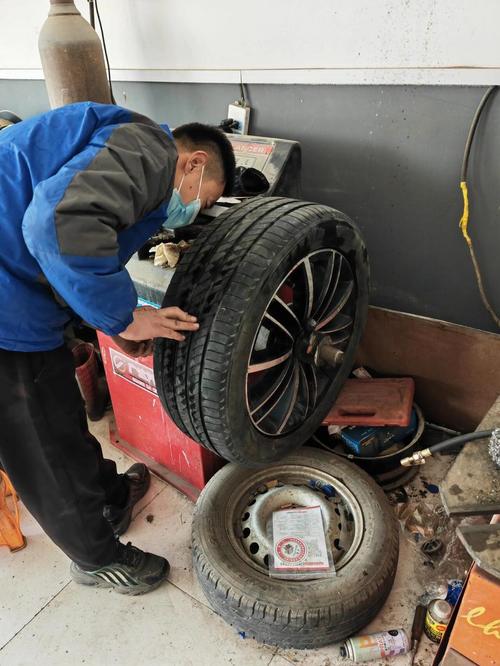 汽修店轮胎动平衡配重块安装实拍