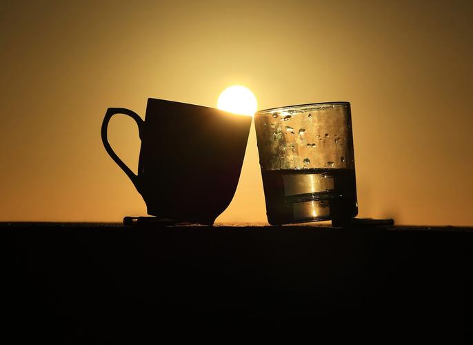 电影感Vlog中咖啡杯与夕阳的空镜头构图