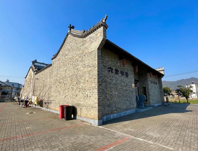周馥故里周氏宗祠青石门槛旁的旧石磨