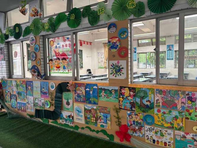 小学教室走廊学生手工展活动现场
