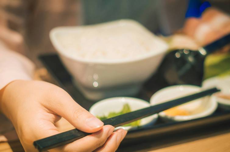 低头看手机颈椎受力对比示意图