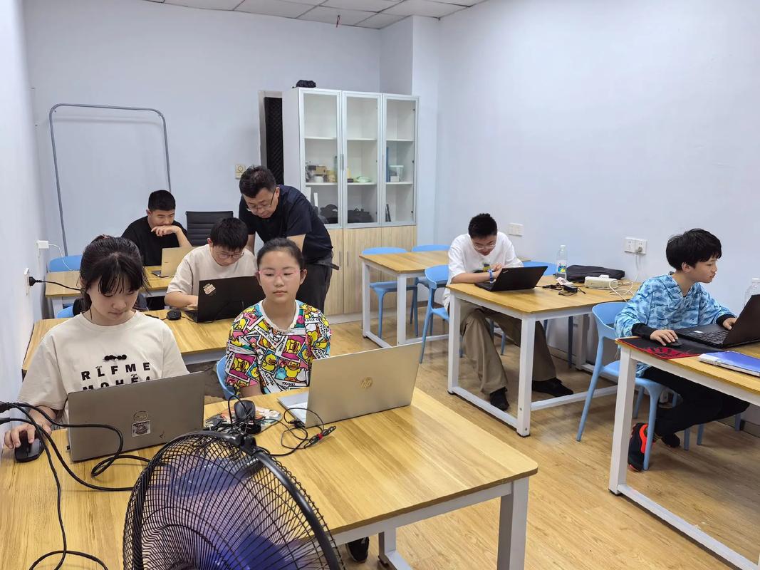 程序员培训班教室里坐满转行者