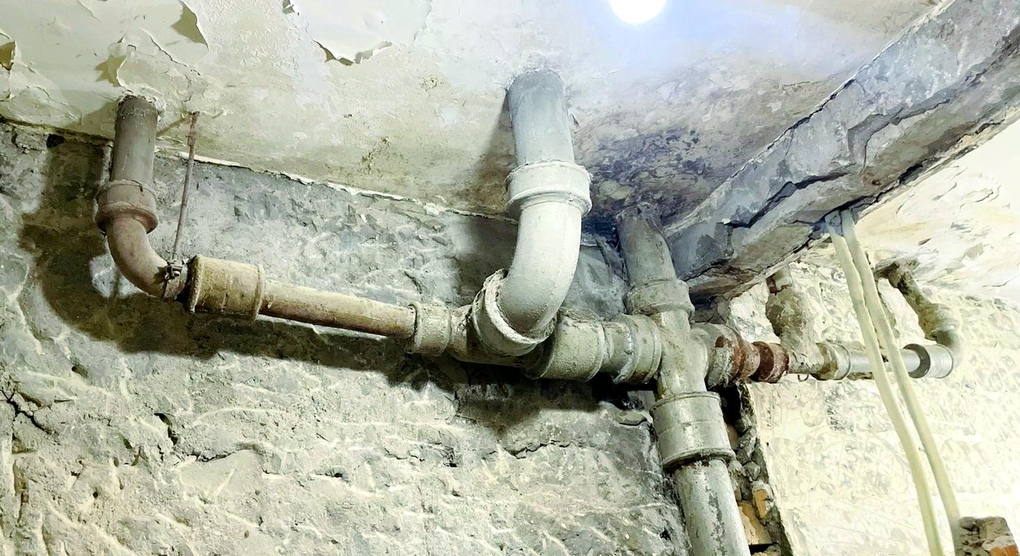 老房铸铁下水管锈蚀更换对比图