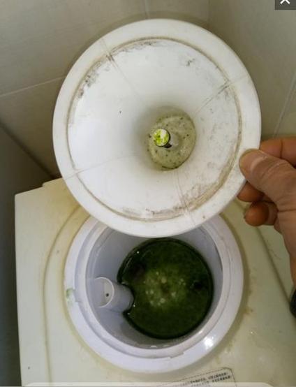 拆洗后露出的饮水机不锈钢内胆内壁薄水垢