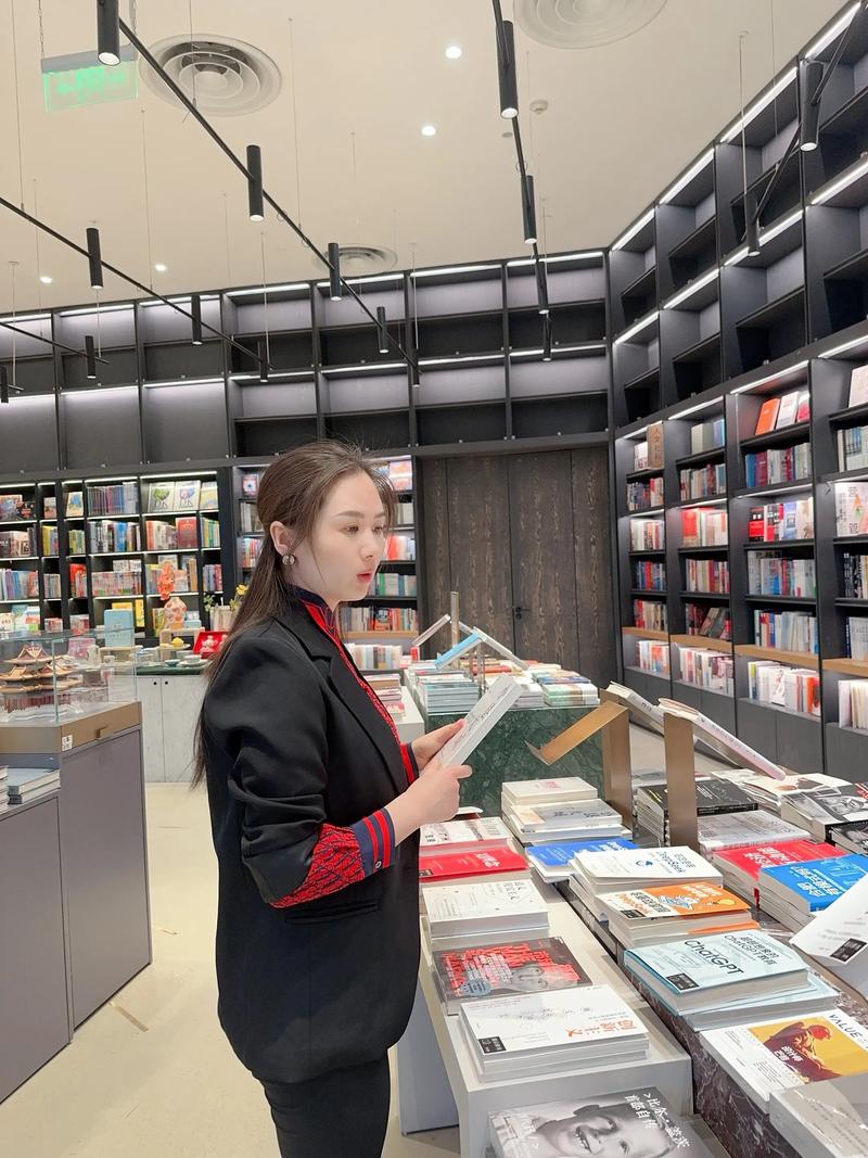 一个女孩在小县城书店里用手机直播推荐书籍