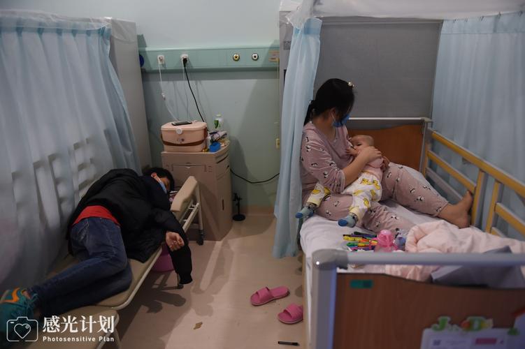 新手妈妈堵奶深夜急诊候诊场景