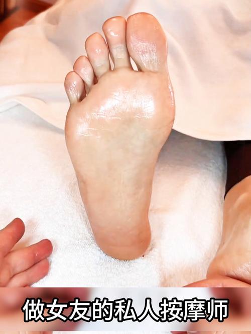 女子用浮石轻柔按摩脚后跟
