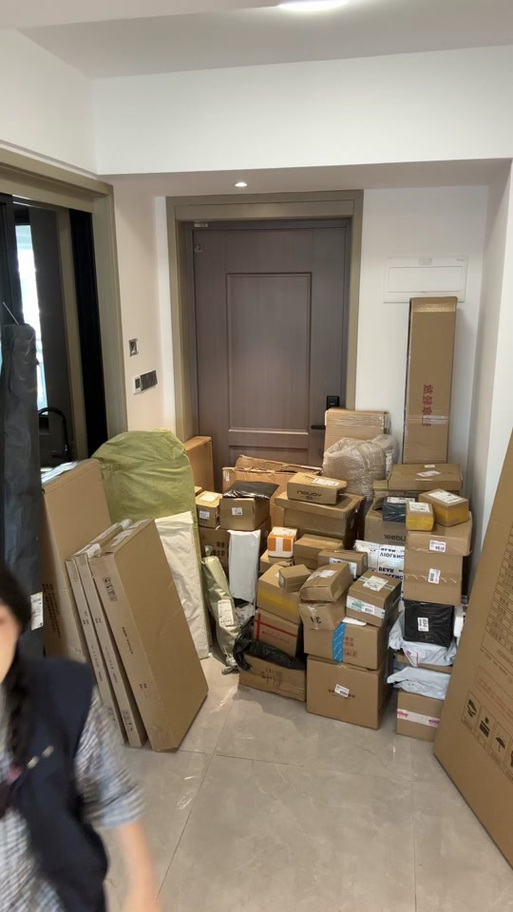 主播在家堆满快递样品的工作台