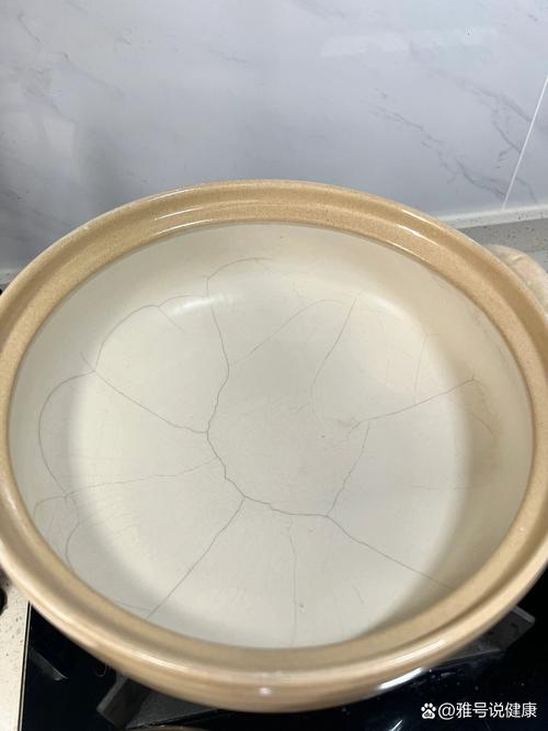 陶瓷锅热锅冷水冲裂开的裂纹特写图