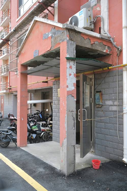 小区单元门禁损坏现场图