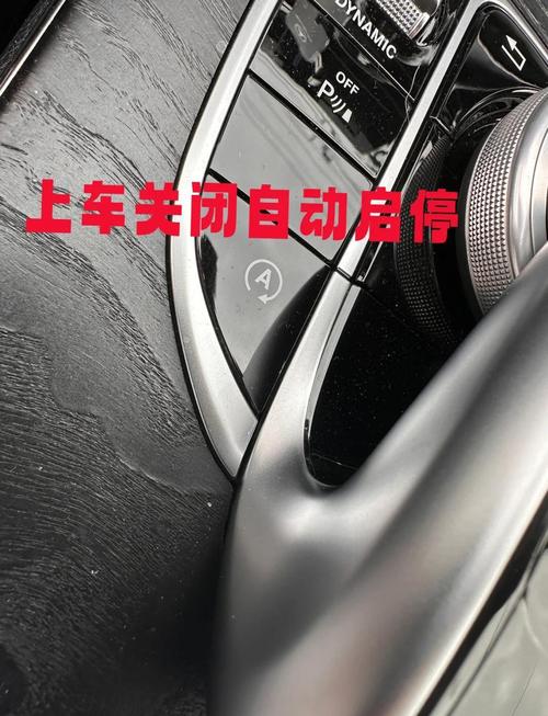 车主冷启动时站在车头旁仔细听发动机异响